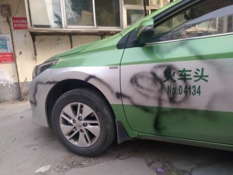 杭州电动车爆燃烧伤父亲恢复清醒 女儿仍处昏迷状态